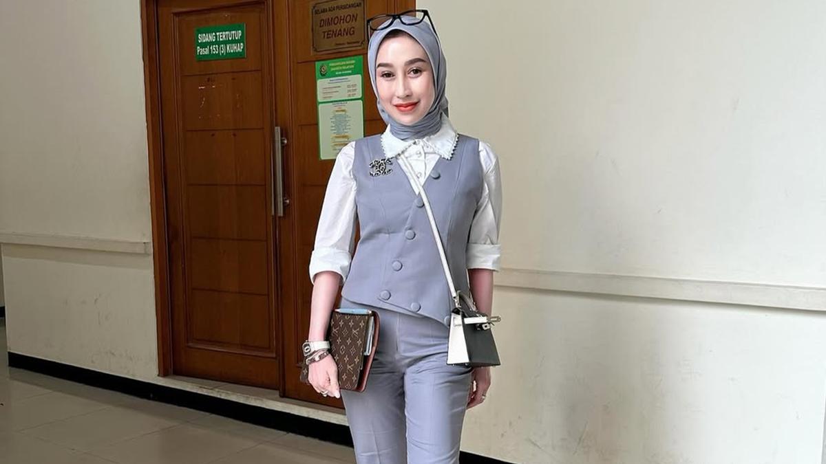 5 Gaya Stylish Reza Gladys Pakai Setelan Rompi, Cocok Buat Ngantor
