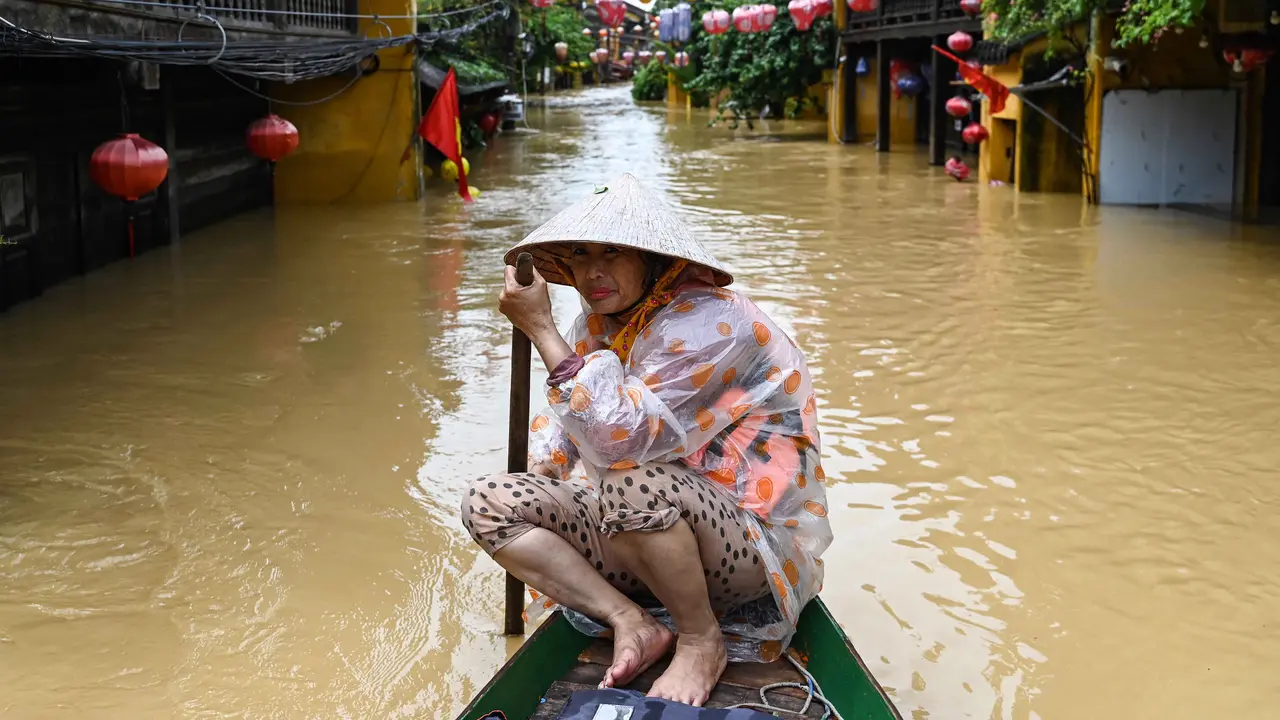 Hujan Deras Picu Banjir Dahsyat, Dua Kota Wisata di Vietnam Terendam Air