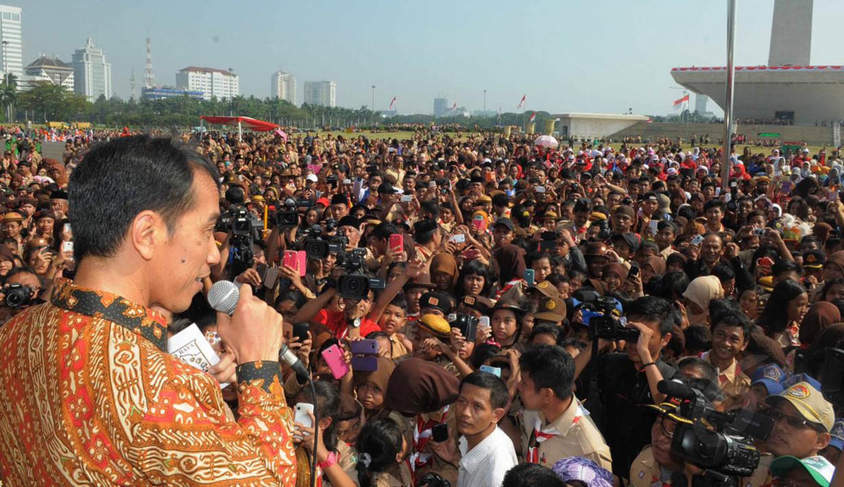 Jokowi yang hadir sebagai Ketua Dewan Majelis   Pembina Pramuka DKI itu diprotes para siswa   terkait kebijakan Diknas DKI Jakarta yang   akan menerapkan hari Sabtu masuk sekolah,   Kamis (14/8/14).(Liputan6.com/Herman   Zakharia) 