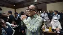 Tersangka kasus dugaan pemerasan dalam pengurusan sertifikat K3 di Kementerian Ketenagakerjaan yang juga mantan Wakil Menteri Ketenagakerjaan (Wamenaker), Immanuel Ebenezer Gerungan (kiri) sesaat sebelum mengikuti persidangan di Pengadilan Tindak Pidana Korupsi (Tipikor) Jakarta pada Pengadilan Negeri Jakarta Pusat, Senin (19/1/2026). (Kapanlagi.com/Budy Santoso)