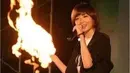 Wah Kang Minkyung ternyata pengendali api. Di foto ini, Kang Minkyung terlihat seperti memegang api saat sedang bernyanyi. (Foto: koreaboo.com)