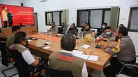 Kapolresta Banyuwangi Kombes Arman Asmara Syarifudin saat menggelar rakor rencana patroli skala besar  di posko gugus tugas, Jumat (3/7/2020).