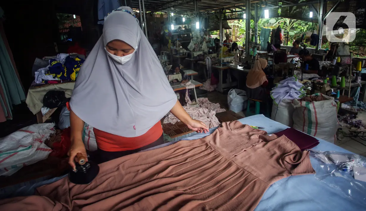 Pekerja menyelesaikan pembuatan baju di sebuah konveksi milik Nca di Curug, Bogor, Jumat (19/11/2021). BPJS Ketenagakerjaan menargetkan kepesertaan pekerja informal dalam program bukan penerima upah atau BPU terus meningkat dan mencapai 43 persen pada 2026. (Liputan6.com/Johan Tallo)
