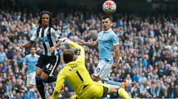  Pemain Manchester City Sergio Aguero mencetak gol dengan mengecoh kiper Newcastle Tim Krull pada lanjutan Liga Premier Inggris di Etihad Stadium, Sabtu (04/10/2015).  Manchester City menang 6-1. Reuters / Carl Recine