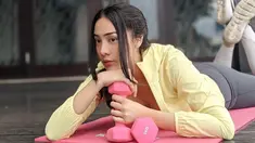 Pemilik nama lengkap Nur Amalina Hayati itu rutin melakukan olahraga. Berbagai olahraga pun ia coba dan tekuni. Anya Geraldine pun kerap membagikan momen saat berolahraga di Instagram. Penampilannya ketika olahraga tampak stylish.
(Liputan6.com/IG/@anyageraldine)