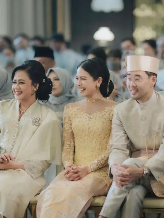 Pilihan kebaya warna kuning ini membuat Maudy terlihat bersinar di hari bahagia adiknya.