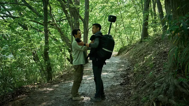 Kim Young Sung dan Oh Dong Min dalam film Salmokji: Whispering Water. (Showbox via Soompi)
