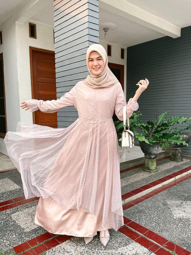 Alvin Faiz Lepas Status Duda, Ini 6 Potret Henny Rahman Sosok Istri Barunya. (Sumber: Instagram/hennyyrahman)