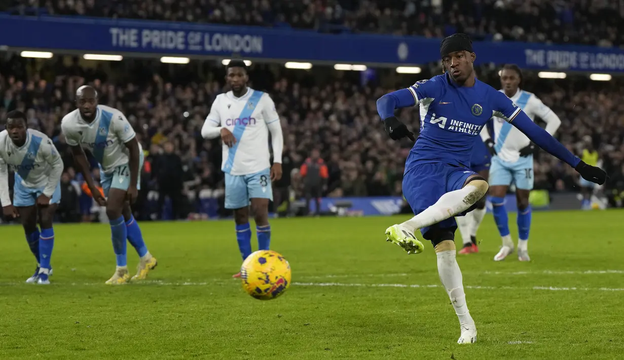 Chelsea menambah gol jelang akhir babak kedua lewat tendangan penalti Noni Madueke.  (Foto AP/Hibah Alastair)