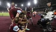 Pemain West Ham merayakan gol yang dicetak oleh Mohammed Kudus pada laga leg kedua 16 besar Liga Europa 2023/2024 melawan Freiburg di London Stadium, Inggris, Jumat (15/03/2024) dini hari WIB. (AFP/Ian Kington)