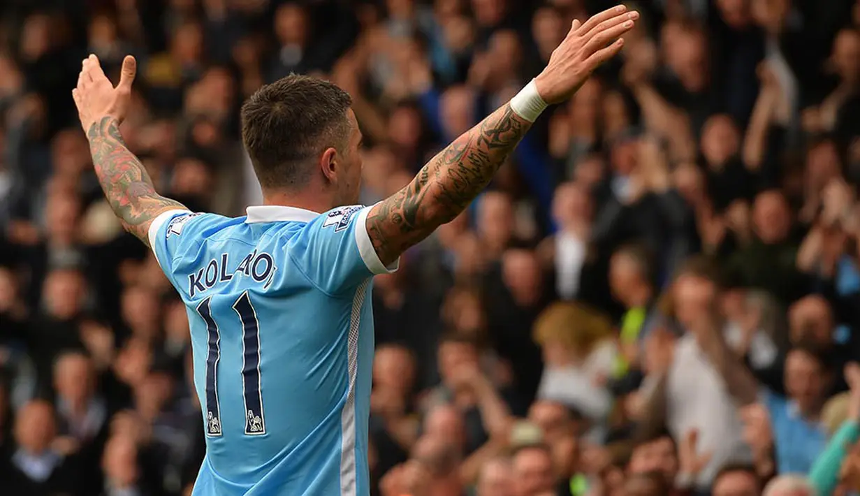 7. Bek Manchester City, Aleksandar Kolarov, melakukan selebrasi usai membobol gawang Bournemouth pada laga Liga Premier Inggris di Stadion Vitality, Inggris, Sabtu (2/4/2016). Bournemouth takluk 0-4 dari Man City. (AFP/Glyn Kirk)