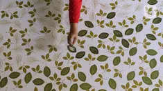 Perajin batik sedang menyelesaikan proses pembuatan batik tulis di Sanggar Batik Kembang Mayang, Larangan, Tangerang, Banten, Minggu (19/7/2020). Proses pembuatan batik di sanggar tersebut mulai berjalan kembali setelah terhenti saat diberlakukan PSBB. (Liputan6.com/Angga Yuniar)