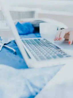 Jika kamu adalah tipe orang yang sibuk dan memiliki banyak urusan kamu bisa ikut kelas online (Foto: Unsplash.com/Persnickety Prints)
