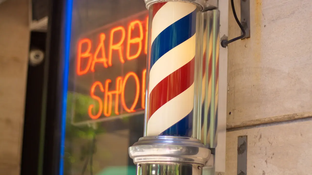 [Bintang] Di Barber Shop Ini, Kamu Dicukur sama Cewek-cewek Setengah Bugil