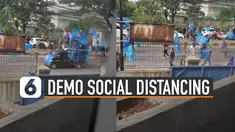 Aksi demo biasanya dilakukan secara rombongan dan berdekat-dekatan. Tetapi karena saat ini sedang masa pandemi Covid-19. Dianjurkan untuk tetap menjaga jarak dan mematuhi protokol kesehatan. Seperti yang dilakukan pendemo ini.
