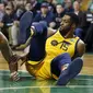 Dua pemain Utah Jazz, Rudy Gobert (kiri) dan Derrick Favors (15) jatuh saat berebut bola dengan pemain Boston Celtics pada lanjutan NBA basketball game di TD Garden, Boston, (15/12/2017). Utah Jazz menang 107-95. (AP/Michael Dwyer)