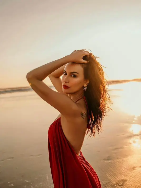 <p>Ditunjang body goals yang semakin membuat siapa pun heran, kecantikan seorang Sophia Latjuba tidak bisa terbantahkan. (FOTO: instagram.com/sophia_latjuba88/)</p>