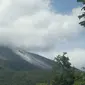 Sempat dinyatakan normal, Gunung Karangetang di Kabupaten Kepulauan Siau Tagulandang Biaro (Sitaro), Provinsi Sulut, kembali bergejolak, Senin (15/4/2019). (Liputan6.com/ Yoseph Ikanubun)