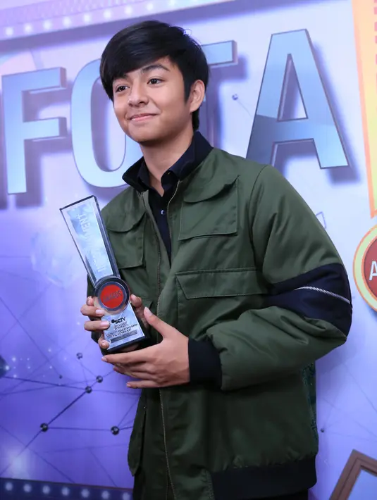 "Alhamdulilah banget ini penghargaan pertama aku di tahun 2017, makasih buat Allah SWT. Makasih orangtua aku, makasih buat seluruh fans," ujar Angga Aldi usai menerima penghargaan. (Adrian Putra/Bintang.com)