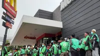Antrean ratusan ojol di gerai McDonald's untuk memesan orderan BTS Meal di Serang Banten (Liputan6.com / Yandhi Deslatama)