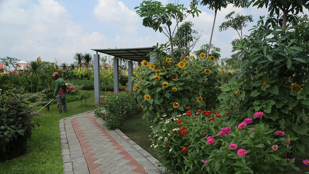 Taman di Surabaya kembali dibuka besok. (Dian Kurniawan/Liputan6.com)