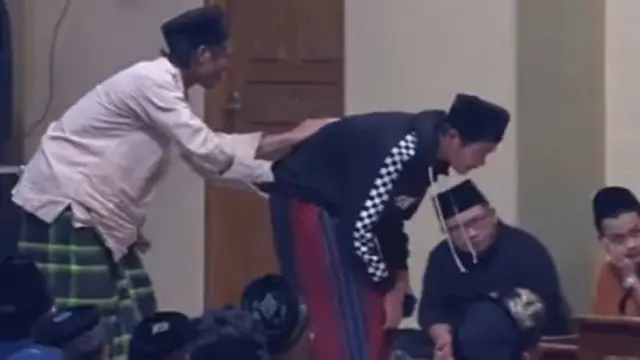 Hari dan Ayahnya yang Buta di pengajian Gus Iqdam (Tangkap Layar YouTube Santri Mbeling / Khazim Mahrur)