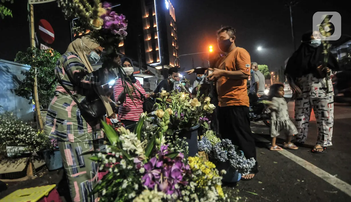 Warga saat membeli bunga hias di Pasar Rawamangun, Jakarta, Rabu (12/5/2021). Berburu bunga hias seperti sedap malam dan krisan merupakan salah satu tradisi warga muslim di Ibu Kota untuk digunakan sebagai penghias rumah saat perayaan Idul Fitri. (merdeka.com/Iqbal S. Nugroho)