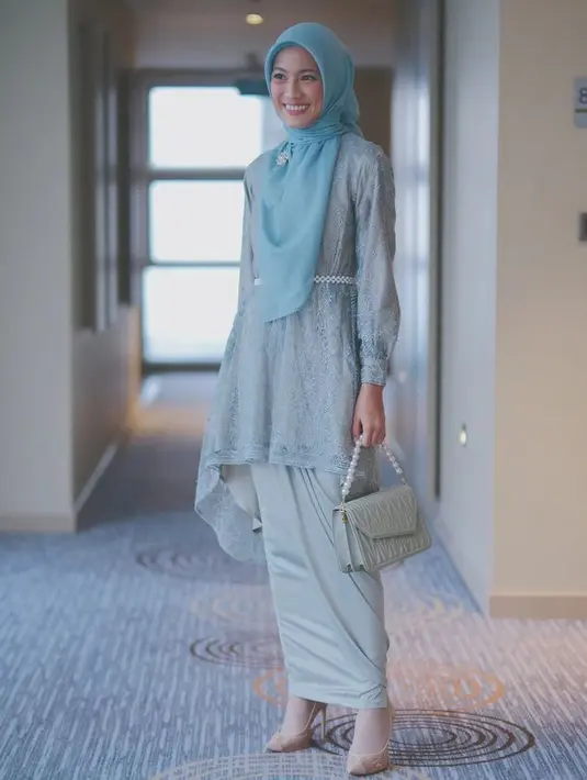 Alyssa Soebandono memilih model blouse asimetris untuk seragam bridesmaid-nya. Dengan aksen pita yang mempermanis tampilannya. [Foto: Instagram @ichasoebandono]