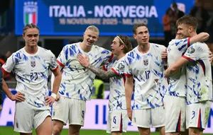 Pemain Timnas Norwegia, Thelo Aasgaard, Erling Braut Haaland, Patrick Berg, dan Torbjorn Lysaker Heggem merayakan kemenangan mereka di akhir pertandingan kualifikasi Piala Dunia 2026 zona Eropa melawan Italia, di Stadion San Siro, Milan, pada 16 November 2025. Mengalahkan Italia dengan skor 4-1 pada pertandingan terakhir Grup I Kualifikasi Piala Dunia 2026 zona Eropa, Timnas Norwegia memastikan tiket lolos ke Piala Dunia 2026. (Alberto PIZZOLI/AFP)