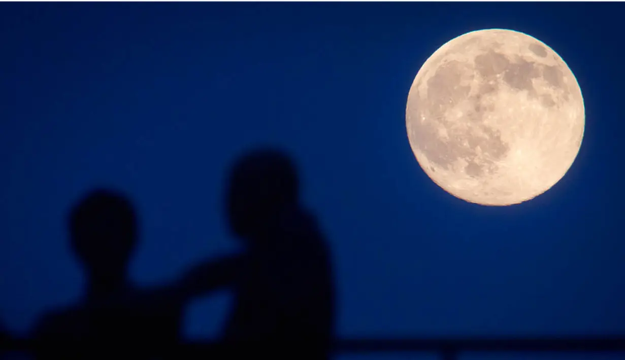 Fenomena bulan purnama yang terjadi Minggu malam (13/07/14) merupakan   salah satu peristiwa astronomi yang dinanti (REUTERS / Carlo Allegri).