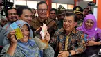 Wakil Presiden Jusuf Kalla meninjau pemberian bantuan Program Simpanan Keluarga Sejahtera (PSKS) di Kantor Pos Rawamangun, Jakarta, Rabu (19/11/2014). (Liputan6.com/Johan Tallo) 