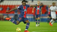 Penyerang Paris Saint-Germain (PSG), Moise Kean, melepaskan tendangan saat melawan Rennes pada laga Liga Prancis di Stadion Parc des Princes, Sabtu (7/11/2020). PSG menang dengan skor 3-0. (AP/Christophe Ena)