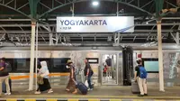 Penumpang melintas di Stasiun Tugu Yogyakarta. Di masa angkutan lebaran 2025, Daop 6 Yogyakarta menyiapkan 41.272 tempat duduk dan sudah terjual 68 persen. (Dok Daop 6 Yogyakarta)
