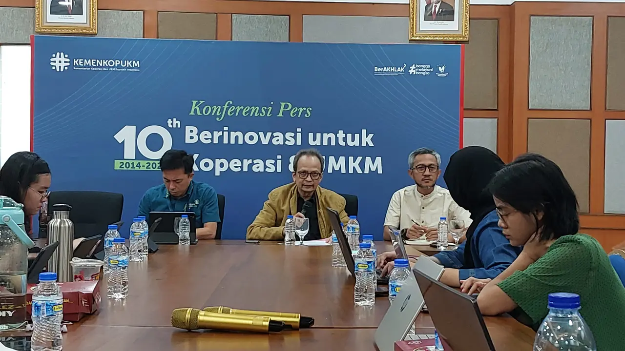 Deputi Bidang Usaha Mikro Kemenkop UKM Yulius dalam  Konferensi Pers di Kantor Kemenkop UKM, Jakarta, Selasa (8/10/2024).