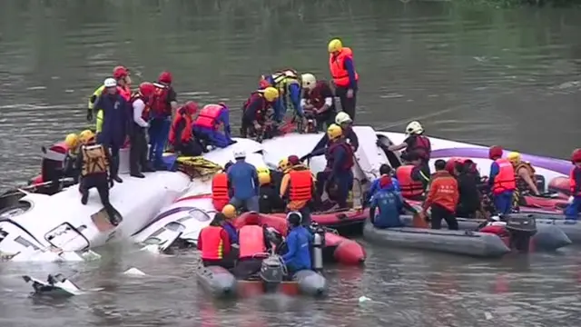 The Editors Edisi 4 Februari 2015 .Membawa 50 penumpang lebih jatuh ke dalam sungai di ibu kota Taiwan, Taipei, dan sedikitnya 12 orang tewas.