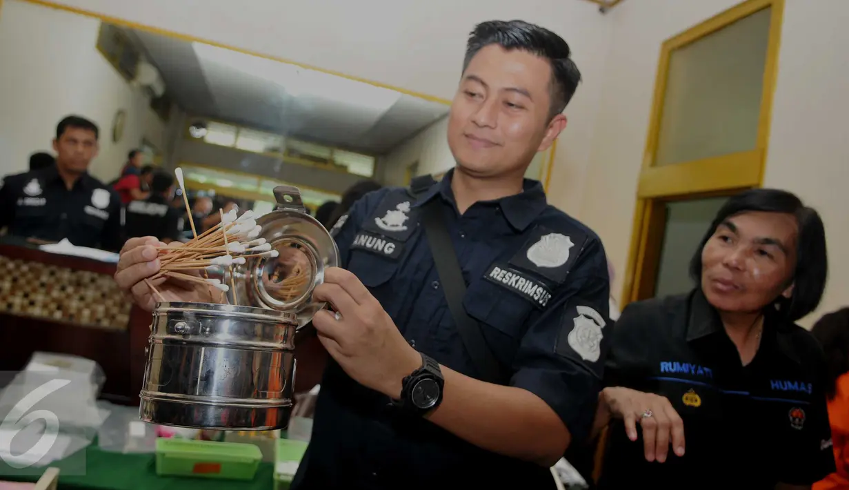 Petugas memegang salah satu alat yang diamankan dalam penggerebekan dua klinik aborsi di kawasan Cikini, Jakarta, Rabu (24/2). Tarif aborsi di klinik tersebut bervariasi, sekitar Rp2,5-Rp10 juta tergantung usai kandungan. (Liputan6.com/Gempur M Surya)