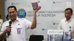Kepala BNN Komjen Budi Waseso menunjukkan barang bukti hasil tindak pidana pencucian uang (TPPU) kasus narkoba di BNN, Jakarta, Selasa (13/6). BNN mengungkap kasus TPPU dengan total aset Rp 39 miliar dari kedua kasus berbeda. (Liputan6.com/Yoppy Renato)
