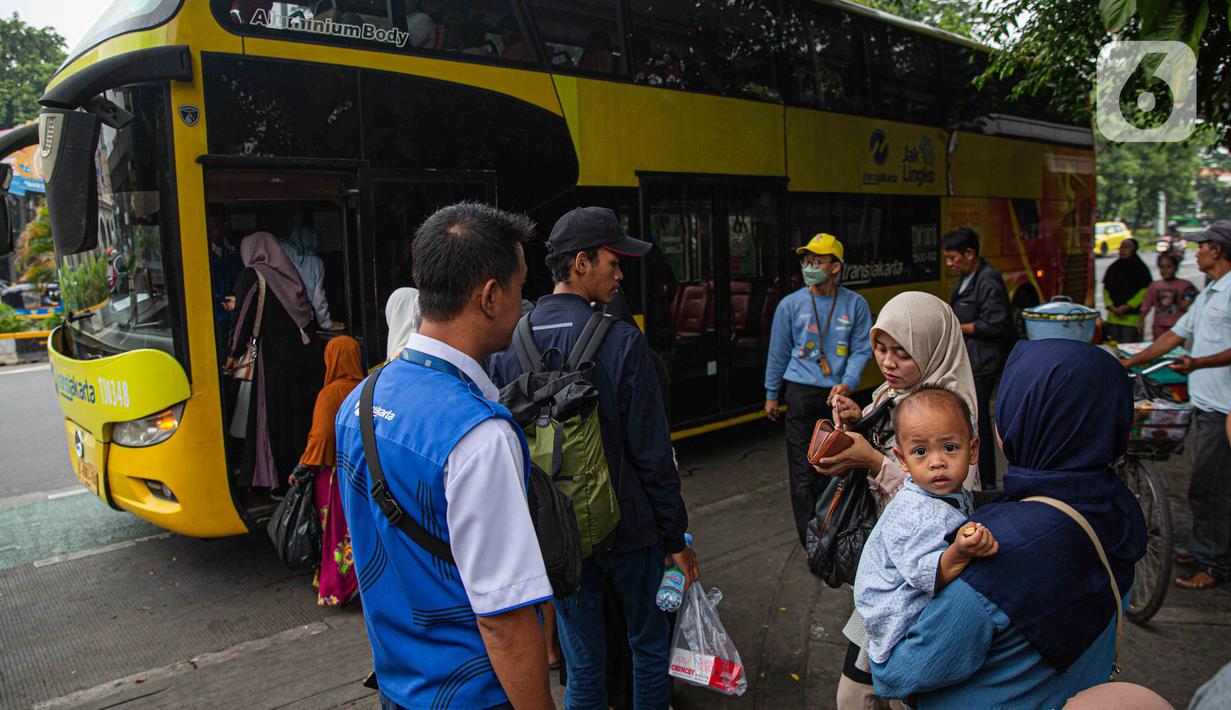 Siapapun bisa menaikinya, asal memiliki kartu uang elektronik (e-money). (Liputan6.com/Faizal Fanani)