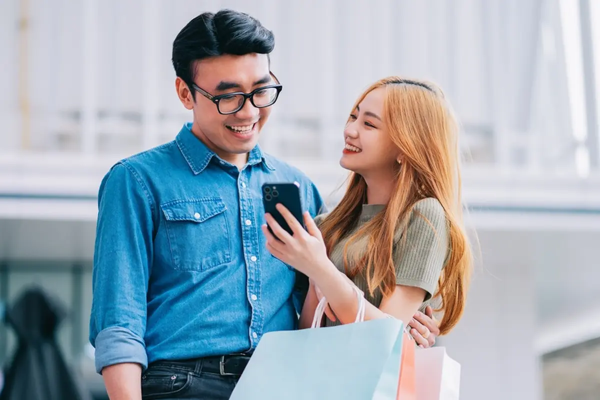 couple bahagia kencan belanja