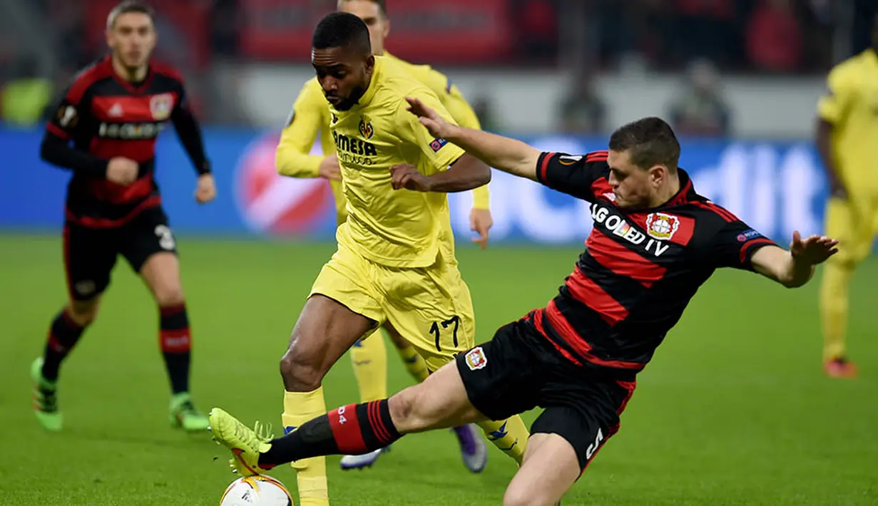Bek Leverkusen, Kyriakos Papadopoulos, berebut bola dengan penyerang Villarreal, Cedric Bakambu, pada laga leg kedua babak 16 besar Liga Europa di Stadion BayArena, Jerman, Jumat (18/3/2016) dini hari WIB. (AFP/Patrik Stollarz)