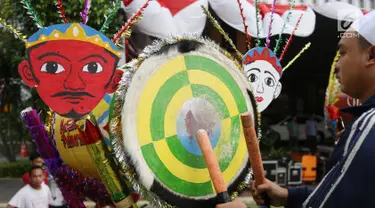 Seorang pria memukul beduk saat gladi bersih untuk Festival Beduk di Balai Kota Jakarta, Jumat (23/6). Festival ini akan digelar di malam takbiran, tepatnya tanggal 24 Juni 2017. (Liputan6.com/Angga Yuniar)