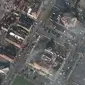 Foto satelit menunjukkan gedung pengadilan daerah dan bangunan terdekat lainnya rusak parah setelah diterjang tornado di Mayfield, Kentucky, Amerika Serikat, 11 Desember 2021. Sebanyak 78 orang tewas setelah serangkaian tornado mengamuk di AS. (Satellite image ©2021 Maxar Technologies via AP)