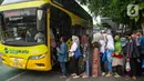 Warga antre untuk masuk ke dalam bus wisata gratis Transjakarta di Jakarta, Selasa (26/12/2023). (Liputan6.com/Faizal Fanani)