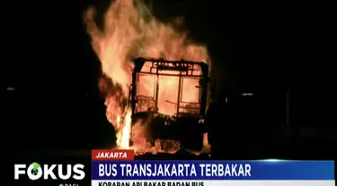 Para penumpang bus berhasil menyelamatkan diri sebelum kobaran api membakar seluruh badan bus.