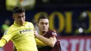 Bek Barcelona, Thomas Vermaelen, berusaha merebut bola dari gelandang Villarreal, Raba, pada laga La Liga, di Stadion De La Cerramica, Minggu (10/12/2017). Barcelona menang 2-0 atas Villarreal. (AP/Alberto Saiz)