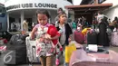 Sejumlah anak berjalan saat tiba di Bandara Soekarno Hatta, Tangerang, Rabu (11/11/2015). Para TKI perempuan tersebut hampir sebagian pulang membawa anak-anak mereka yang wajahnya lucu dan menggemaskan. (Liputan6.com/Angga Yuniar)