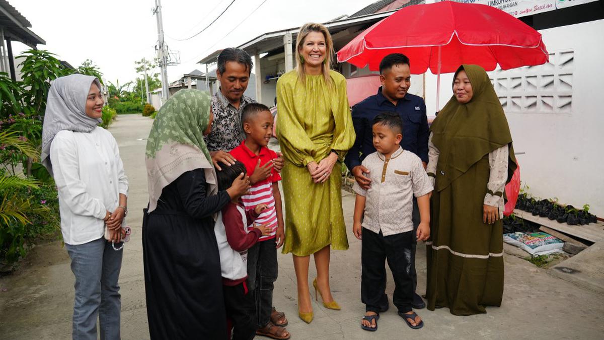 Ratu Maxima dari Belanda Daur Ulang Busana Lama untuk Kunjungan ke Bekasi