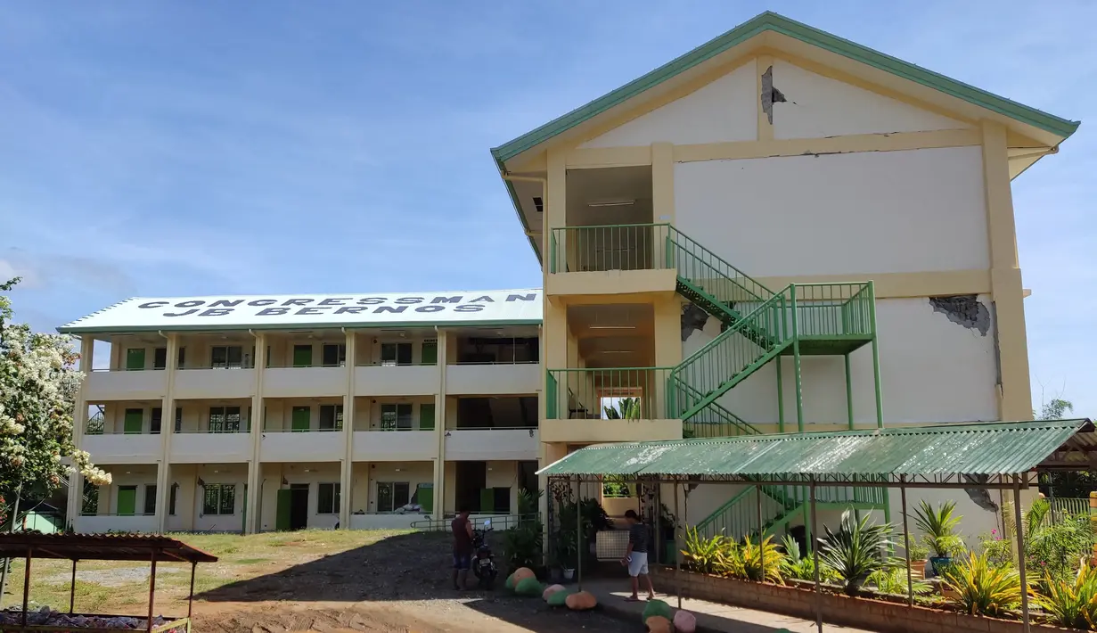 <p>Sekolah Menengah Nasional Pulot di Lagayan, provinsi Abra yang rusak setelah gempa berkekuatan magnitudo 6,4 melanda Filipina utara, Rabu (26/10/2022). Gempa kuat mengguncang sebagian besar Filipina utara, melukai banyak orang dan memaksa penutupan bandara internasional dan bandara. evakuasi pasien di rumah sakit. (AFP/Handout /Ralf Jo Largo)</p>