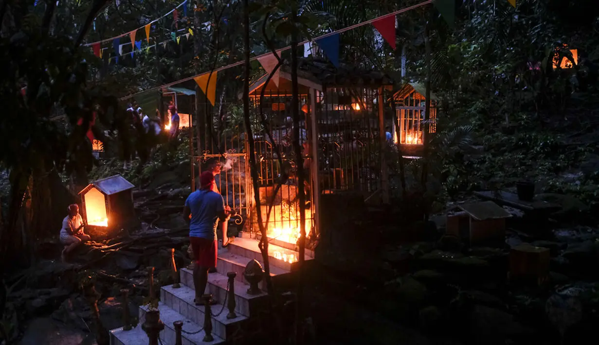 Pengikut aliran Maria Lionza berdoa di depan altar di Gunung Sorte, Yaracuy, Venezuela, 11 Oktober 2021. Pengikut aliran Maria Lionza telah menyebar ke Kolombia, Panama, Puerto Rico, Republik Dominika , dan Amerika Tengah. (AP Photo/Matias Delacroix)