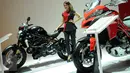 Model berpose disisi motor Ducati Monster 1200R yang dipamerkan di IIMS 2016 di JIEXPO Kemayoran, Jakarta, Selasa (12/4/2016). Dengan tampilan sprty dan ekstrem, Ducati Monster 1200R dibanderol hampir 1,1 miliar rupiah. (Liputan6.com/Helmi Fithriansyah)